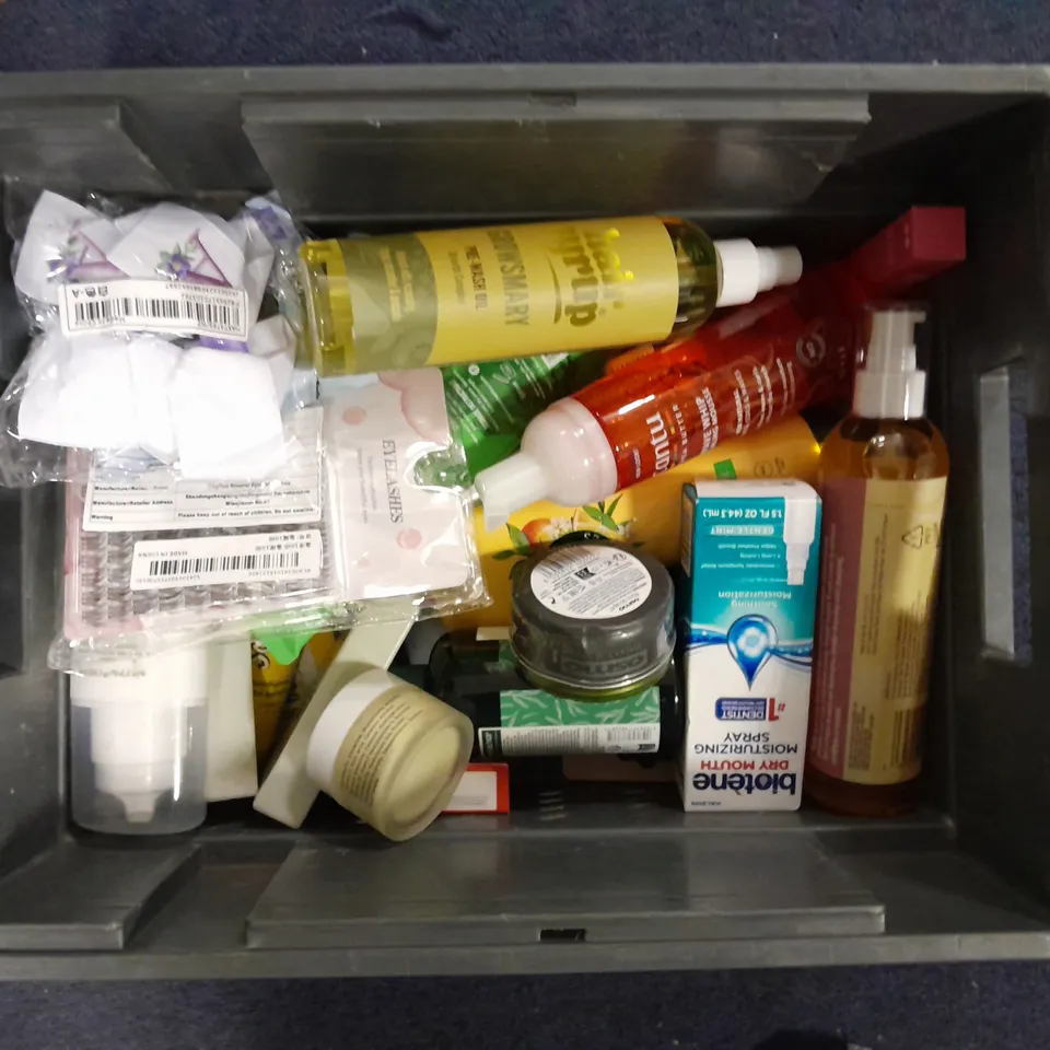 APPROXIMATELY 20 ASSORTED HEALTH & BEAUTY ITEMS TO INCLUDE - DOVE BODY WASH, MANSCAPED CROP GEL AND TED BAKER LIP TRIO