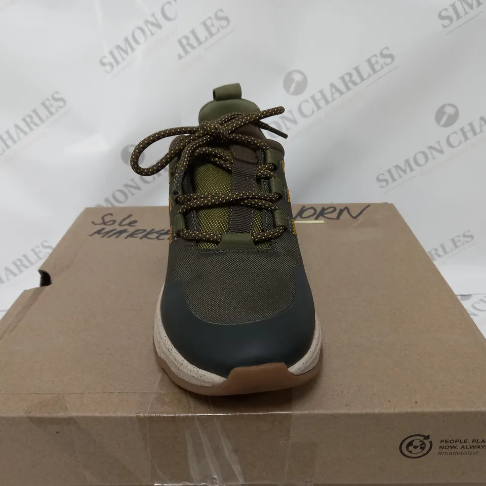 BOXED PAIR OF CLARKS JAUNT SHOES DARK OLIVE SIZE 5