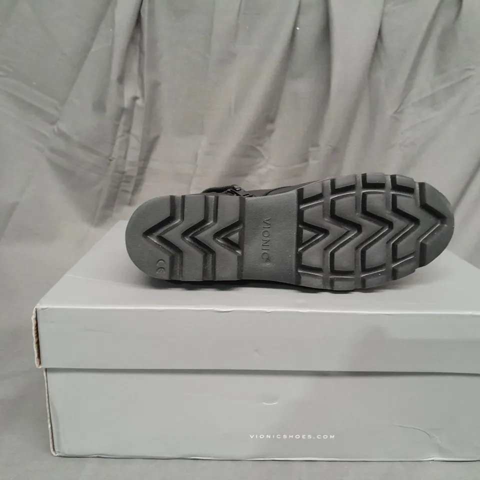 BOXED PAIR VIONIC LANI LACE UP BOOTS IN BLACK SIZE 3 