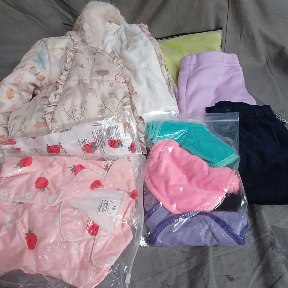 BOX OF APPROXIMATELY 30 ASSORTED KIDS CLOTHING ITEMS TO INCUDE - TOPS, PANTS, PYJAMAS, ETC