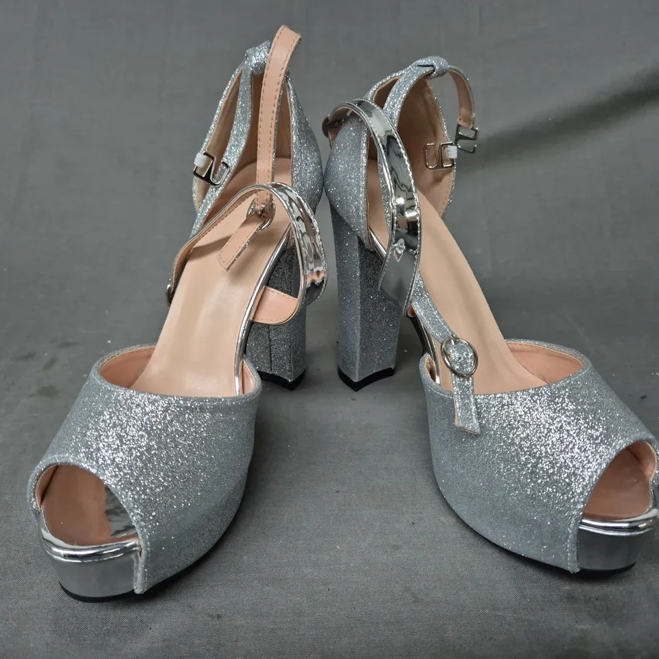 BOXED PAIR OF UNBRANDED PEEP TOE HIGH BLOCK HEEL SHOES IN SILVER W. GLITTER EFFECT 38