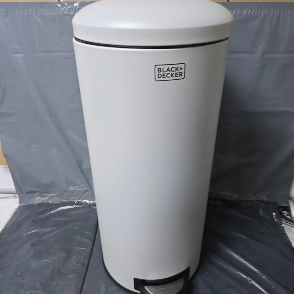 BLACK + DECKER 30L SOFT CLOSE PEDAL BIN IN GREY