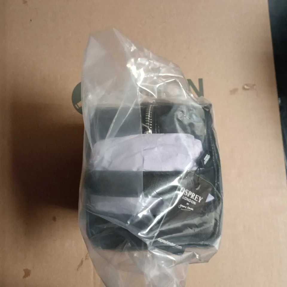 OSPREY LONDON - ARLINGTON WASH BAG - GRANNY HIDE - BLACK