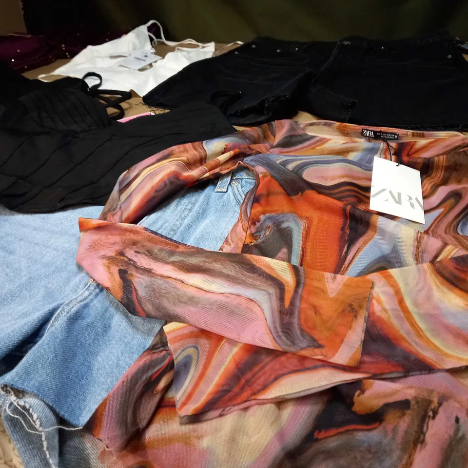 LOT OF APPROX 25 ASSORTED CLOTHING ITEMS VARYING IN SIZE/COLOUR/STYLE TO INCLUDE: TROUSERS, TOPS, DRESSES