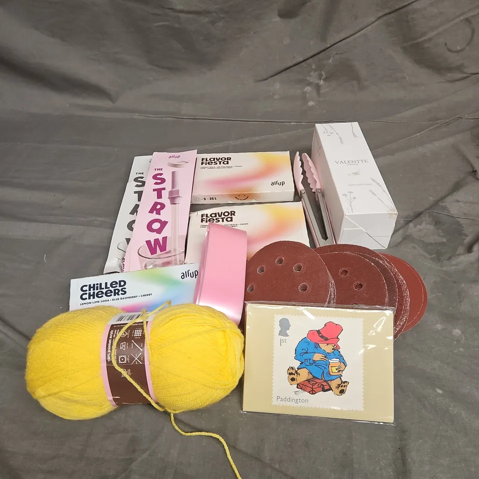 APPROXIMATELY 15 ASSORTED HOUSEHOLD ITEMS TO INCLUDE - AIRUP STRAW, VALENTTE REED DIFFUSER, PADDINGTON POSTCARD, ETC 