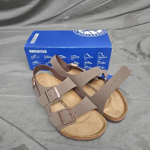 BOXED PAIR OF BIRKENSTOCK MILANO SANDALS IN MOCCA SIZE 7
