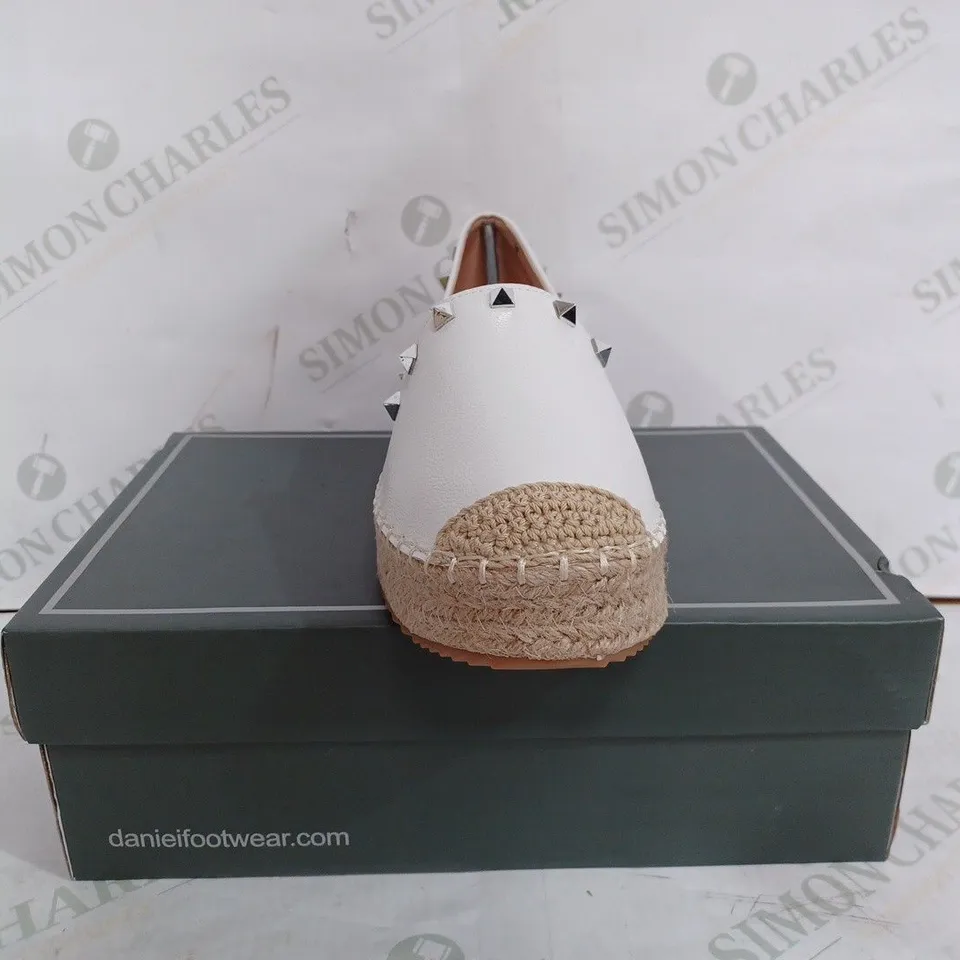 DANIEL FOOTWEAR CUBBY SHOES IN WHITE & LIGHT BROWN - EU 40
