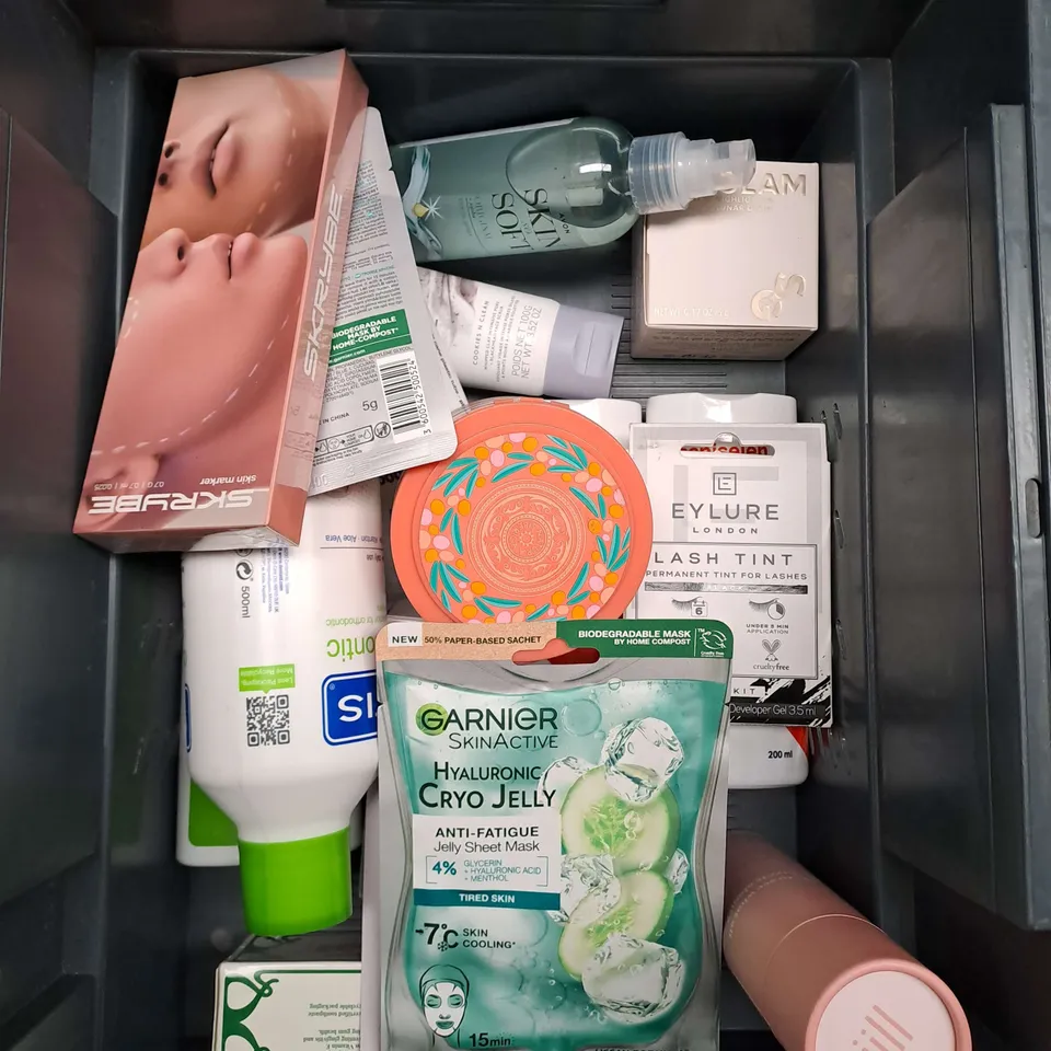 APPROXIMATELY 20 ASSORTED COSMETIC PRODUCTS TO INCLUDE VEET WAX STRIPS, VASELINE MATURE SKIN LOTION AND MAYBELLINE FOUNDATION