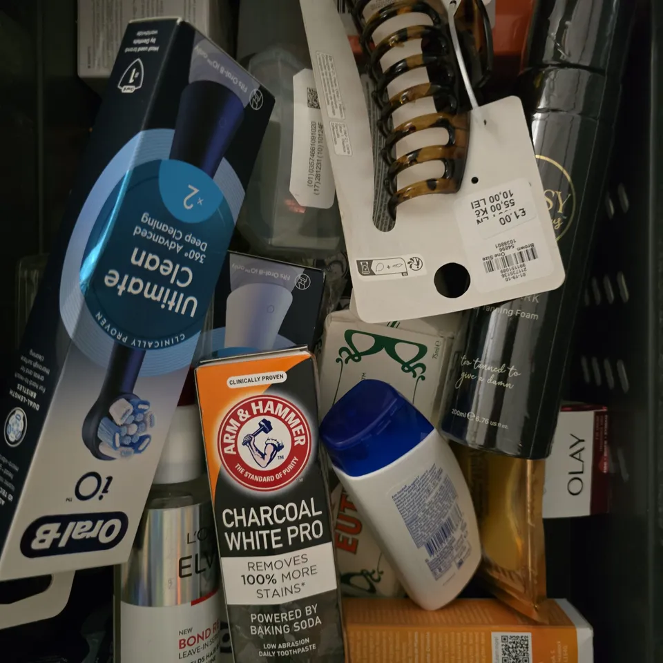 APPROXIMATELY 15 ASSORTED HEALTH & BEAUTY PRODUCTS TO INCLUDE HEAD & SHOULDERS, HAIR CLIPS, OLAY EYES ETC