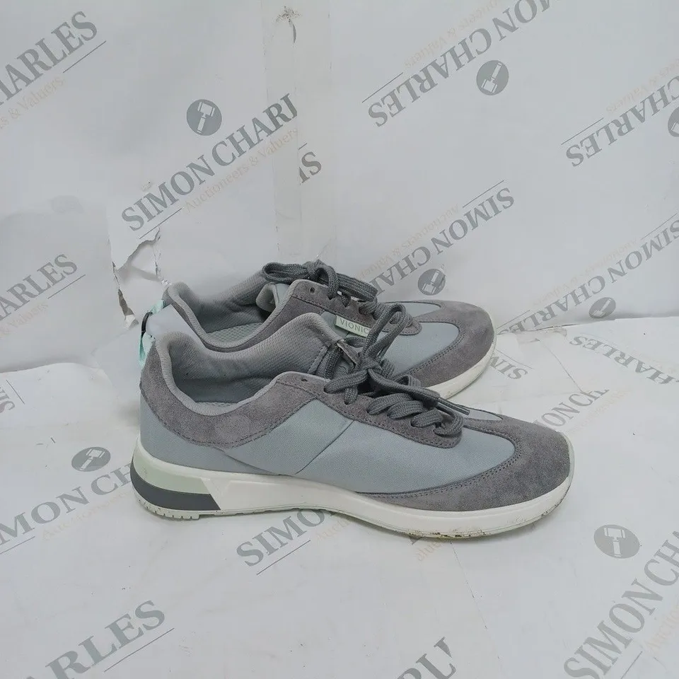 BOXED VIONIC TRAINERS IN GREY SIZE 7