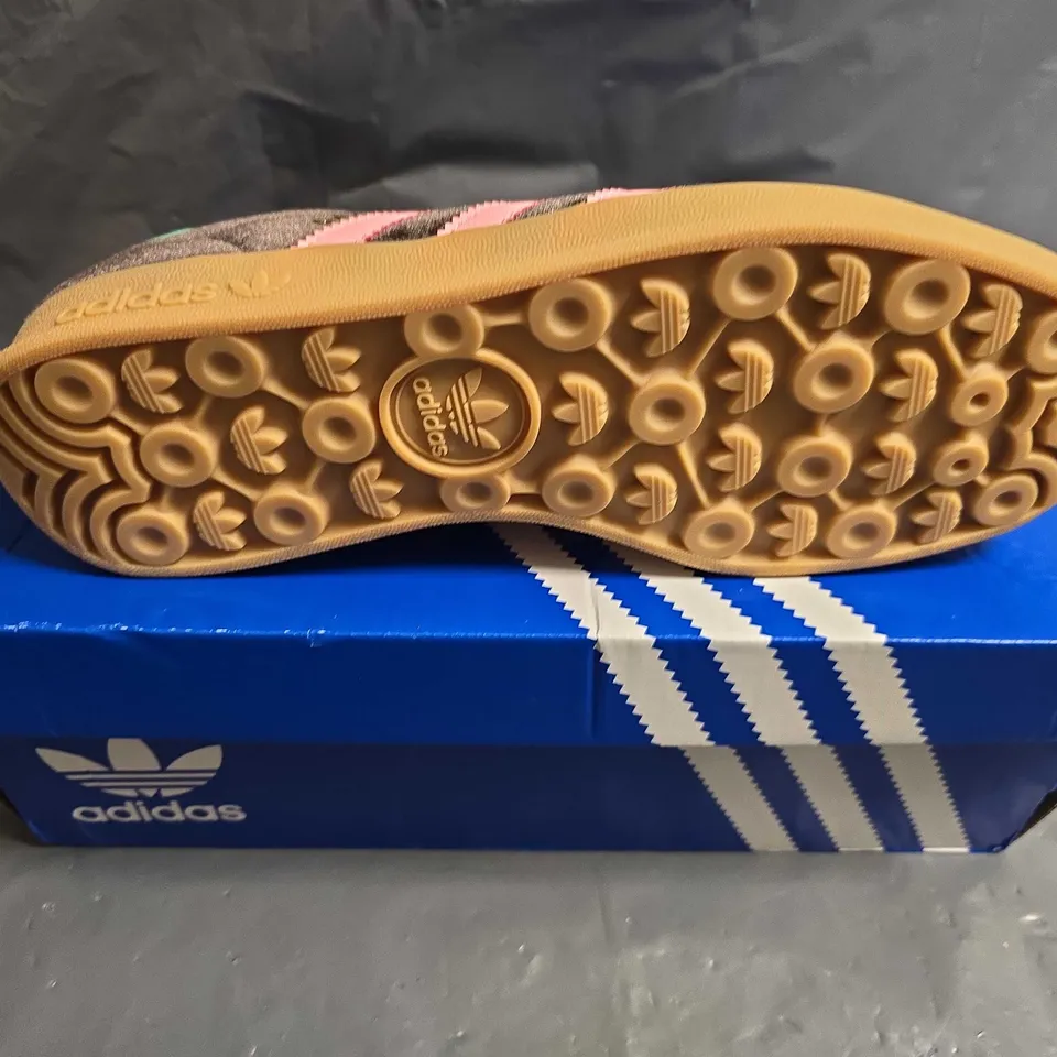 BOXED PAIR OF ADIDAS WOMENS GAZELLE INDDOR TRAINERS - UK SIZE 7 