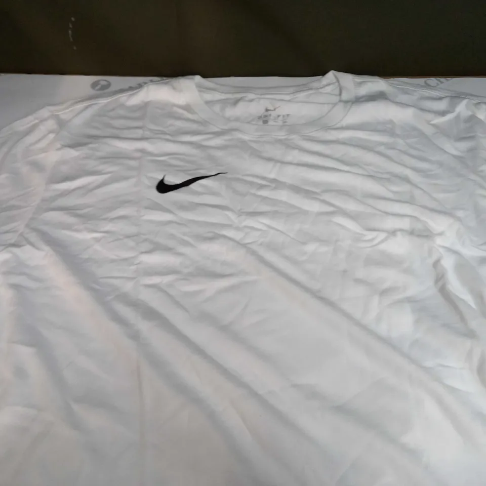 NIKE DRI-FIT SHORT SLEEVE T-SHIRT IN WHITE - XXL