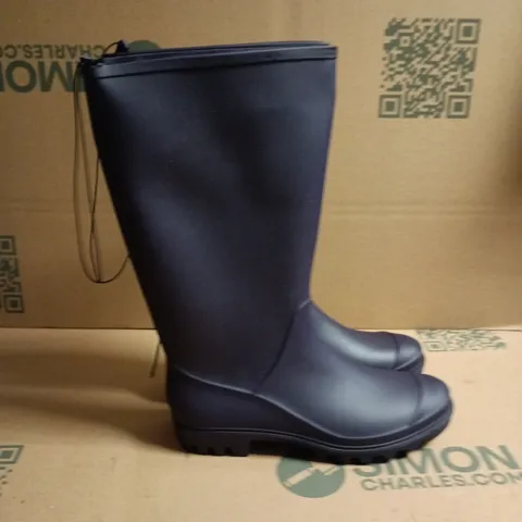 PAIR OF MOUNTAIN WAREHOUSE PURPLE WELLIES - UK 6