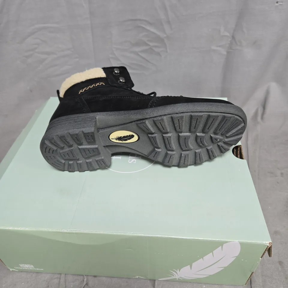 FREE SPIRIT BLACK SUEDE ANKLE BOOTS WITH FAUX SHEARLING TRIM – BOXED SIZE 6