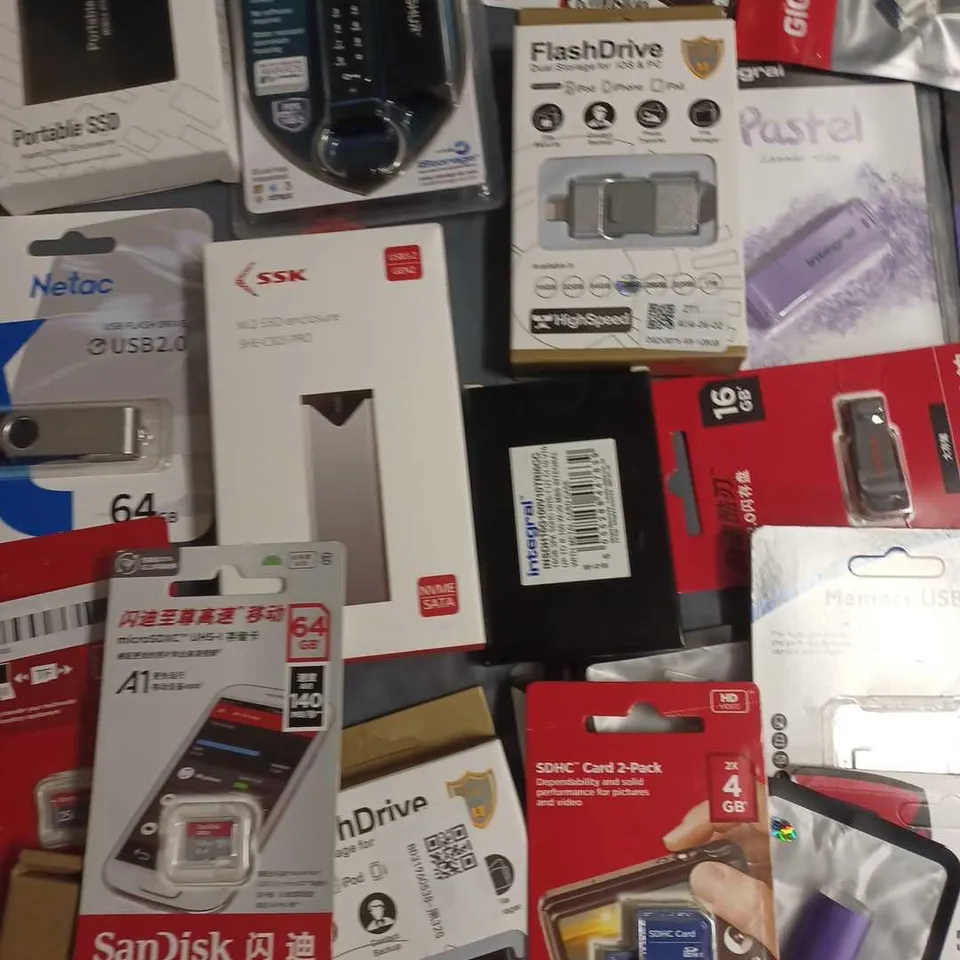 LOT OF APPROXIMATELY 50 ASSORTED MEMORY ITEMS TO INCLUDE SANDISK, KINGSTON AND INTEGRAL