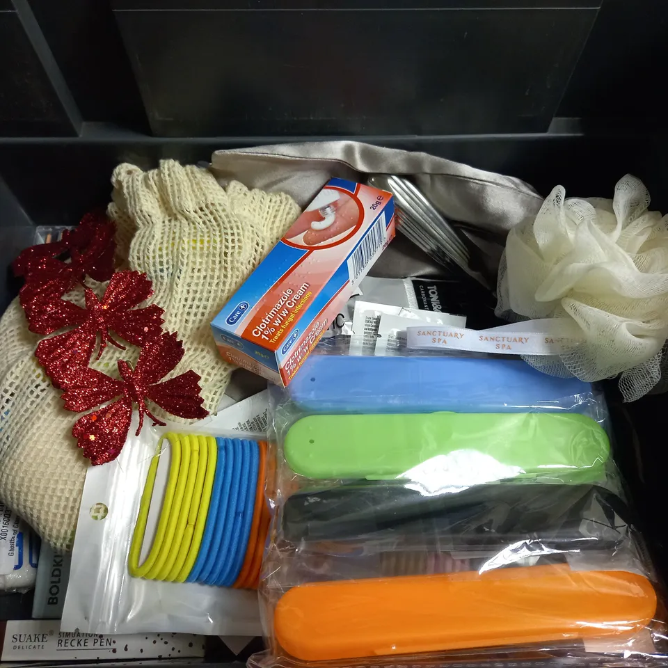 BOX OF APPROXIMATELY 20 COSMETIC ITEMS TO INCLUDE - ORAL B FLOSS PICKS - HAIR CARE - COSMETICS HEAD BAND - ETC 