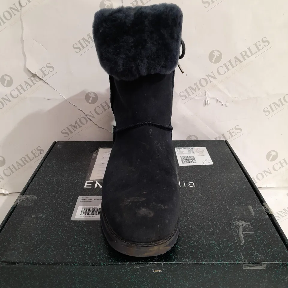 BOXED PAIR OF EMU BIRDWOOD BOOTS IN MIDNIGHT UK SIZE 7