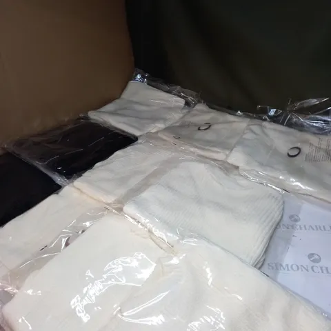 LOT OF APPROX 10 ASSORTED CLOTHING ITEMS IN VARIOUS SIZES