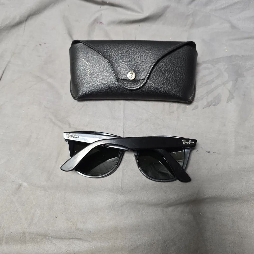 RAY-BAN SUNGLASSES – BLACK FRAME