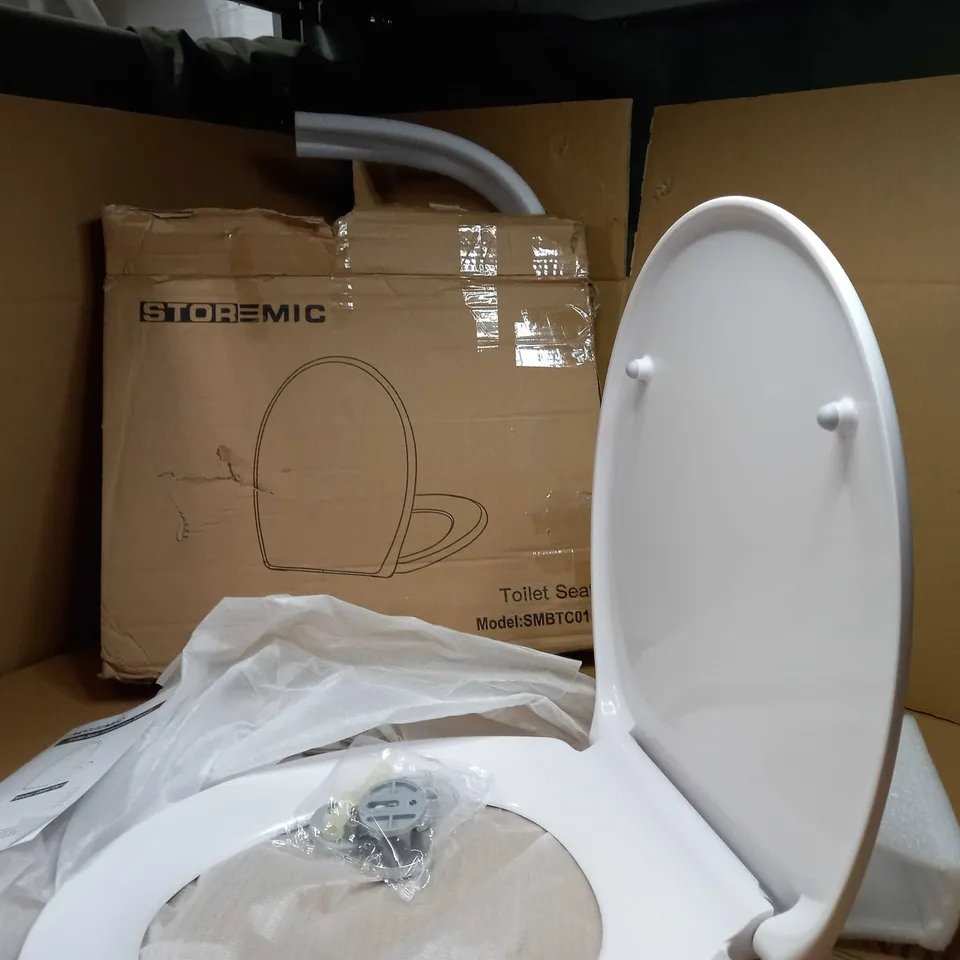 BOXED STOREMIC WHITE TOILET SEAT WITH FIXTURES/FITTINGS
