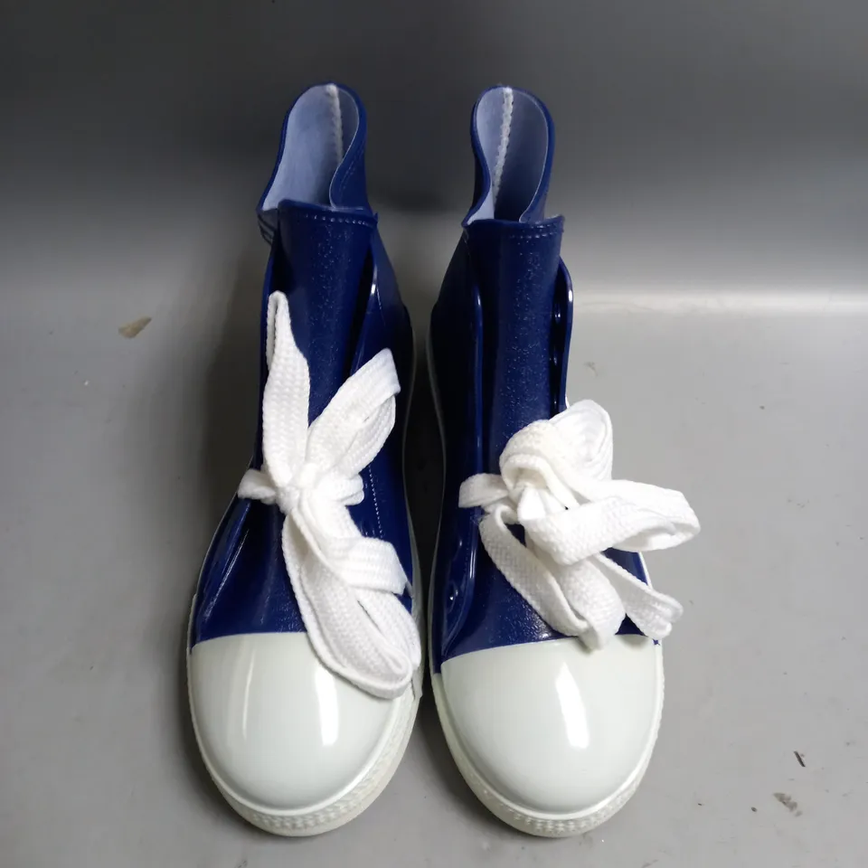 BOXED LOT OF APPROX. 12 PAIRS OF BLACK AND BLUE PVC TRAINERS. VARIOUS SIZES
