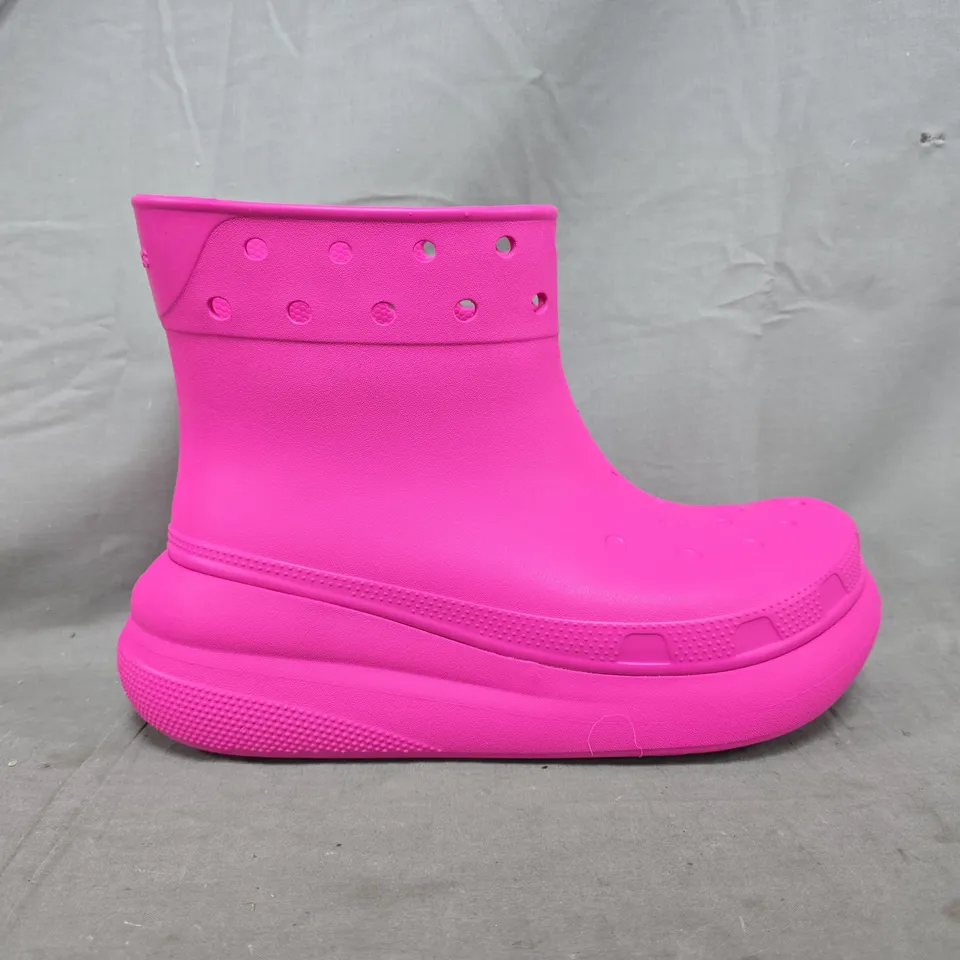 UNBOXED PAIR OF CROCS CLASSIC CRUSH BOOTS IN PINK SIZE UK M8/W9