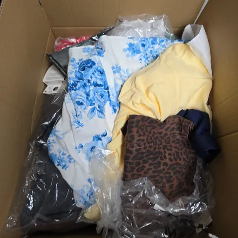 APPROX 20 ASSORTED CLOTHING ITEMS TO INCLUDE T-SHIRTS, DRESSES, SHORTS ETC