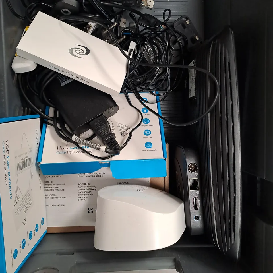 APPROXIMATELY 10 ASSORTED ELECTRICAL ITEMS TO INCLUDE LENOVO LAPTOP CHARGER, POWER CABLE AND BT HUB