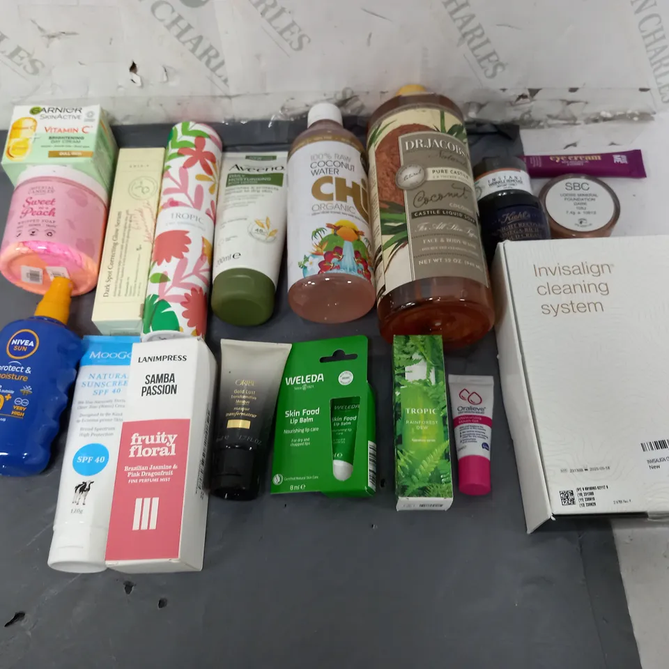 BOX OF APPROXIMATELY 12 ASSORTED COSMETIC ITEMS TO INCLUDE - NIVEA SUN - TROPIC RAINFOREST DEW - SWEET AS A PEACH WHIPPED SOAP ETC.