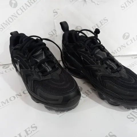 BOXED PAIR OF NIKE BLACK TRAINERS SIZE 8