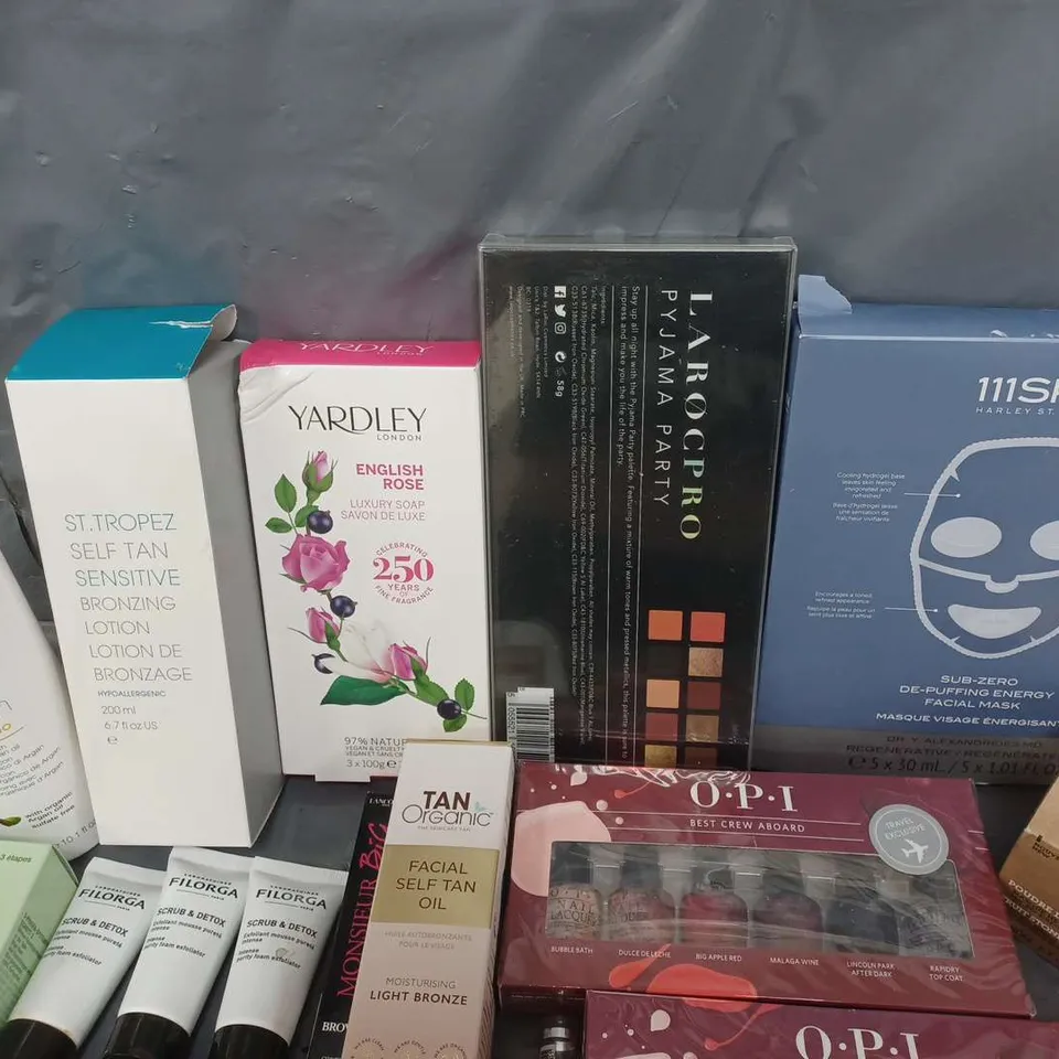 LOT OF APPROX 15 COSMETIC ITEMS TO INCLUDE 111SKIN DE-PUFFING FACIAL MASK, YARDLEY LUXURY SOAP, ETC