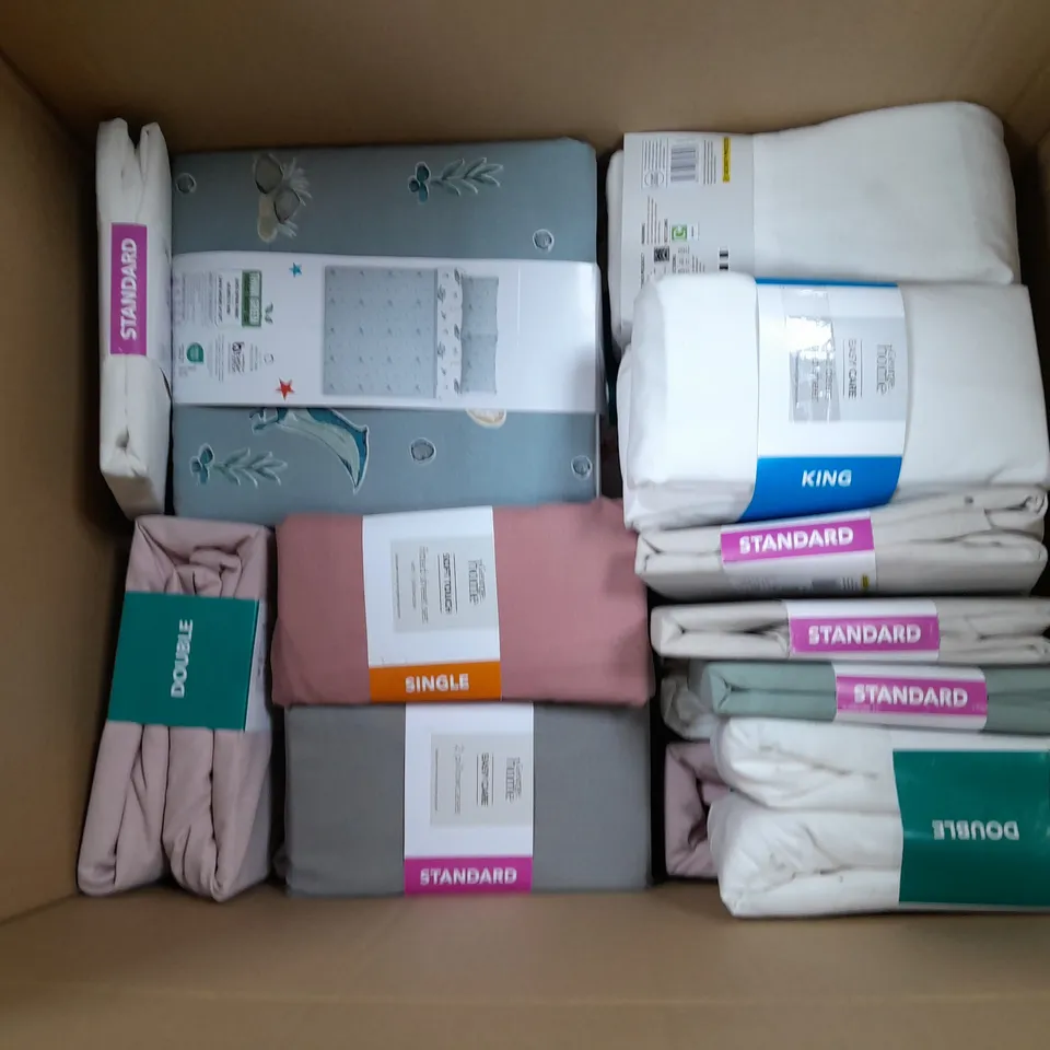 APPROXIMATELY 8 ASSORTED HOUSEHOLD ITEMS TO INCLUDE VARIOUS BEDDING IN VARIOUS SIZES AND STYLES