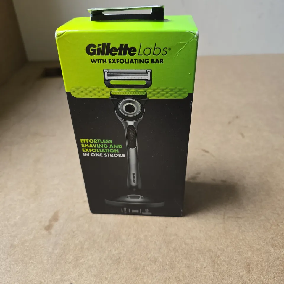 GILLETTELABS WITH EXFOLIATING BAR RAZOR – BOXED