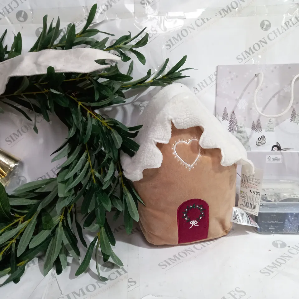 BOX OF APPROX 12 ASSORTED ITEMS TO INCLUDE - BELL WREATH - CUSHION GINGERBREAD HOUSE - 100 STRING LIGHTS ECT