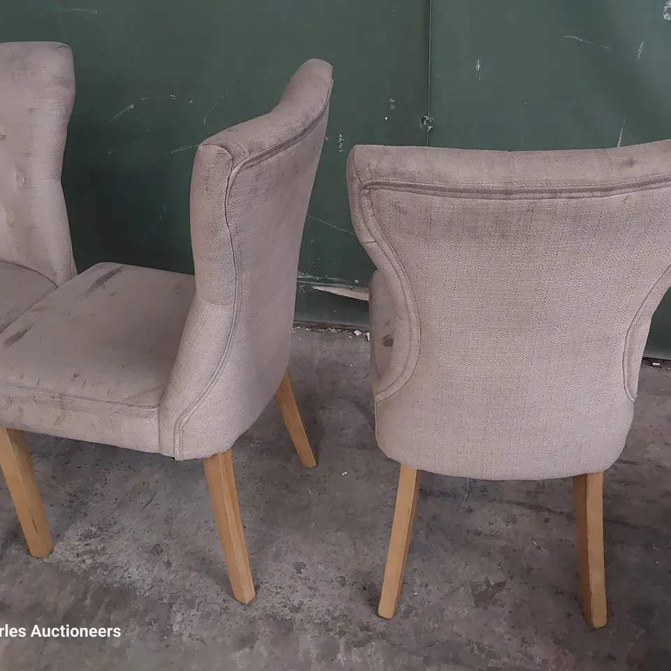 SET OF FOUR UPHOLSTERED BUTTONED BACK DINING CHAIRS NATURAL FABRIC ON NATURAL WOOD LEGS 
