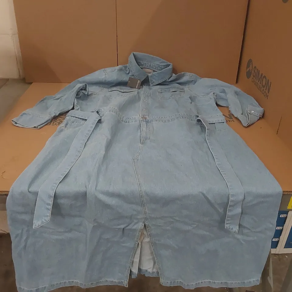 BOX CONTAINING APPROXIMATELY 7x BRAND NEW JD WILLIAMS LIGHT WASH DENIM SHIRT DRESSES - SIZE 26