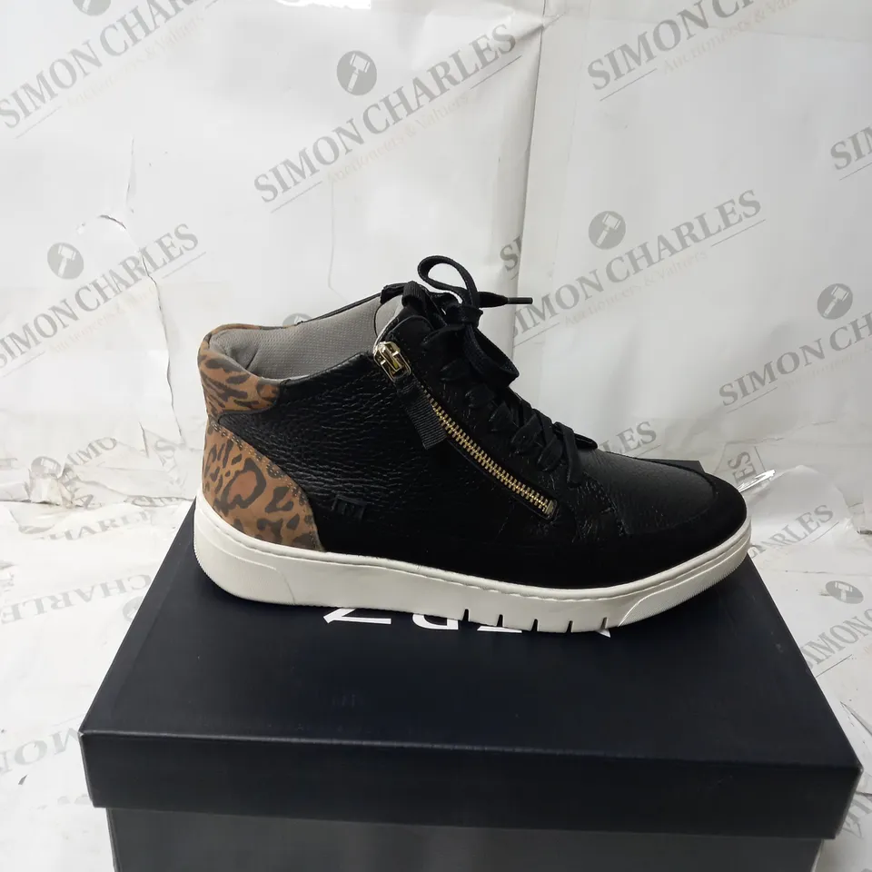 BOXED NATURALIZER HADLEY HI TOP TRAINERS, BLACK - SIZE 6