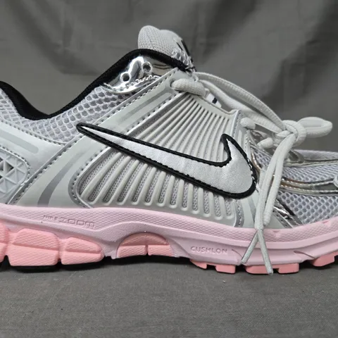 PAIR OF NIKE VOMERO 5 SHOES IN GREY/SILVER/PINK UK SIZE 7