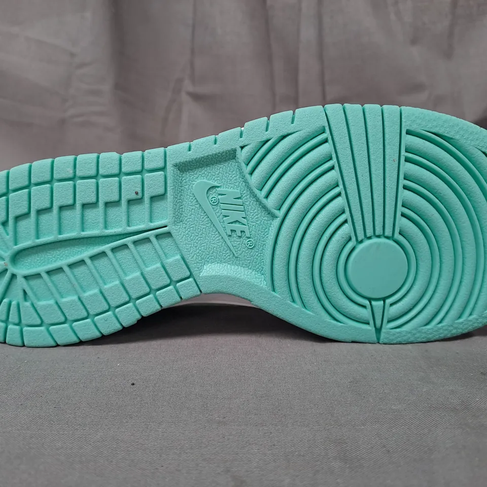 BOXED PAIR OF NIKE ZOOM RIVAL SHOES IN CYAN/WHITE UK SIZE 3