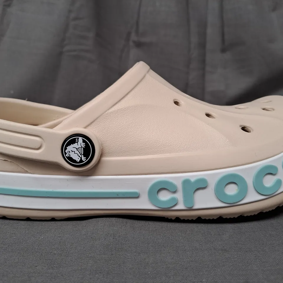 PAIR OF CROCS BAYABAND KIDS CLOGS IN CREAM UK SIZE J2