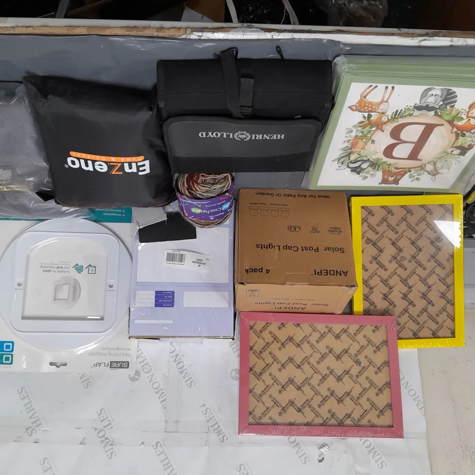 BOX OF APPROXIMATELY 15 ASSORTED HOUSEHOLD ITEMS TO INCLUDE MOUNTING ADAPTOR, SOLAR POST CAP LIGHTS, AND COLOURED PICTURE FRAMES ETC. 