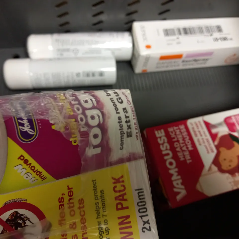 BOX OF APPROX 12 ASSORTED AEROSOLS TO INCLUDE DOVE DEODORANT, PAINT FACTORY NEON PINK SPRAY PAINT, BONDI SANDS SUNSCREEN MIST, ETC