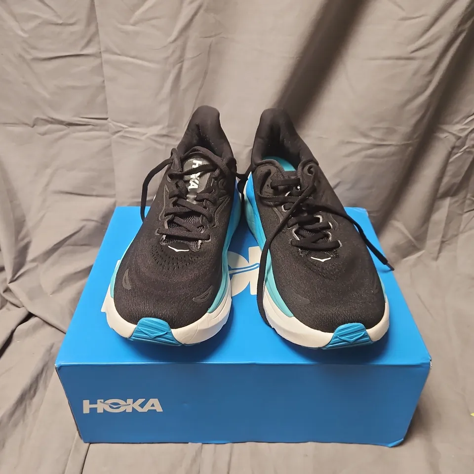 BOXED HOKA ARAHI 7 RUNNING SHOES – MEN'S, UK 8.5, BLACK/TEAL