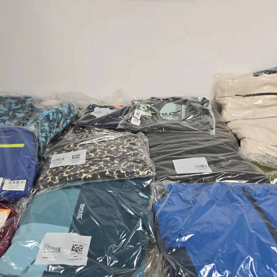 APPROXIMATELY 28 ASSORTED BRAND NEW REGATTA CLOTHING ITEMS IN VARIOUS SIZES, STYLES & COLOURS