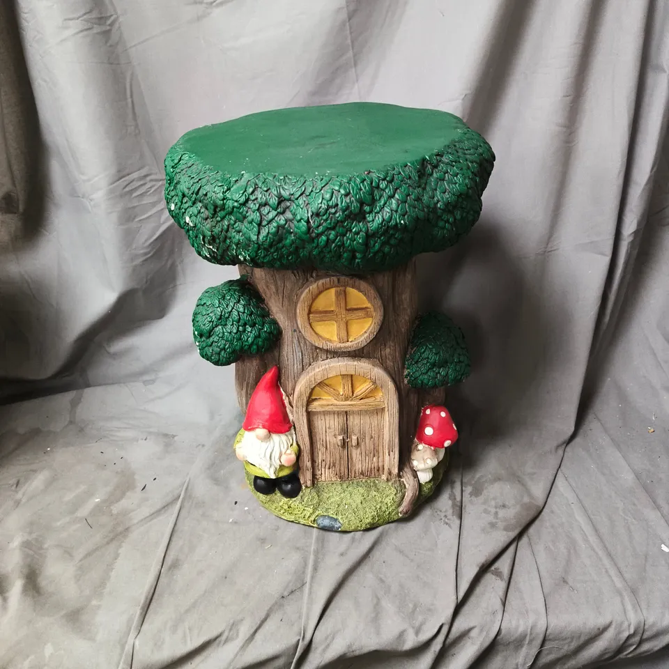 GARDEN ORNAMENT: TREE STUMP GNOME HOUSE WITH GNOME AND MUSHROOM FIGURES. 4CM HEIGHT