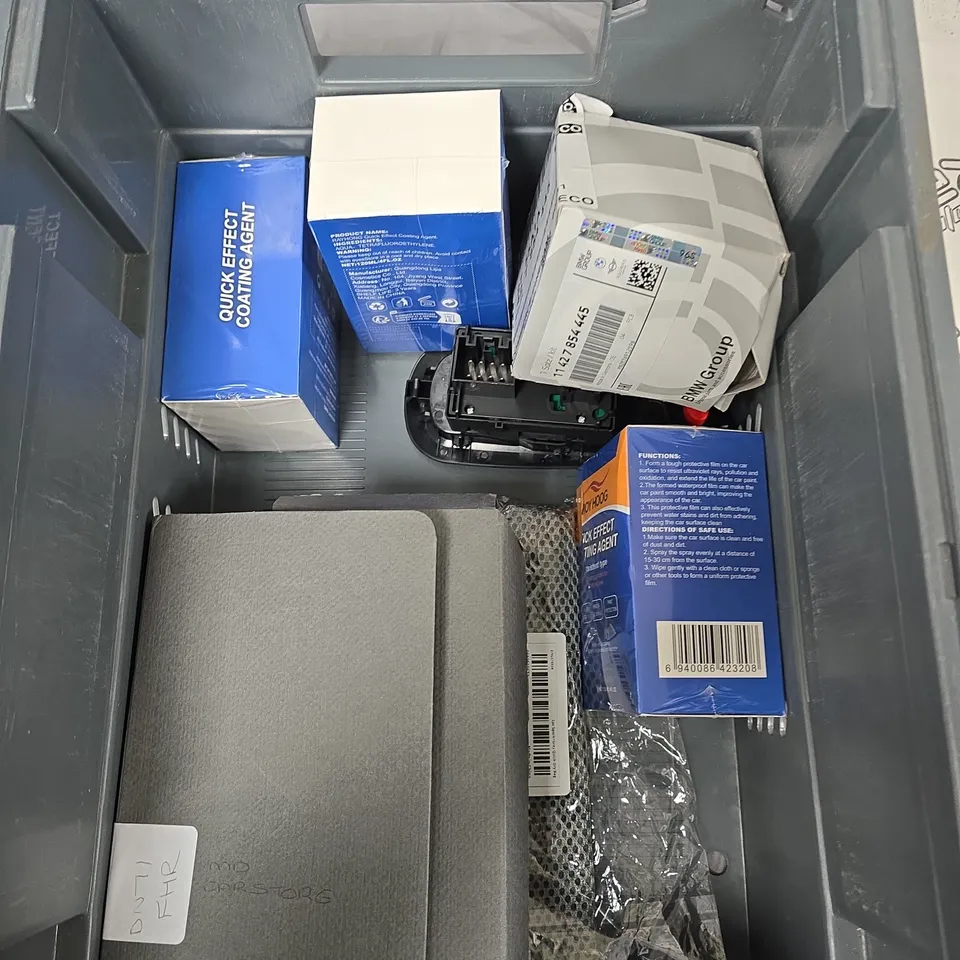 APPROXIMATELY 15 ASSORTED VEHICLE PARTS/ACCESSORIES TO INCLUDE MINI CHARGER, D-LOCK, HEATER VENT UNIT ETC 