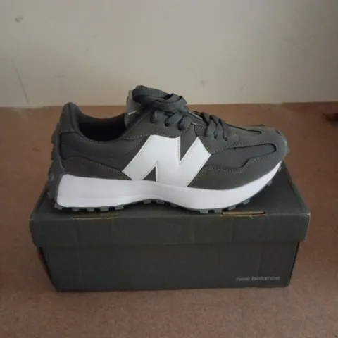 BOXED PAIR OF NEW BALANCE TRAINERS IN GREY - UK 6