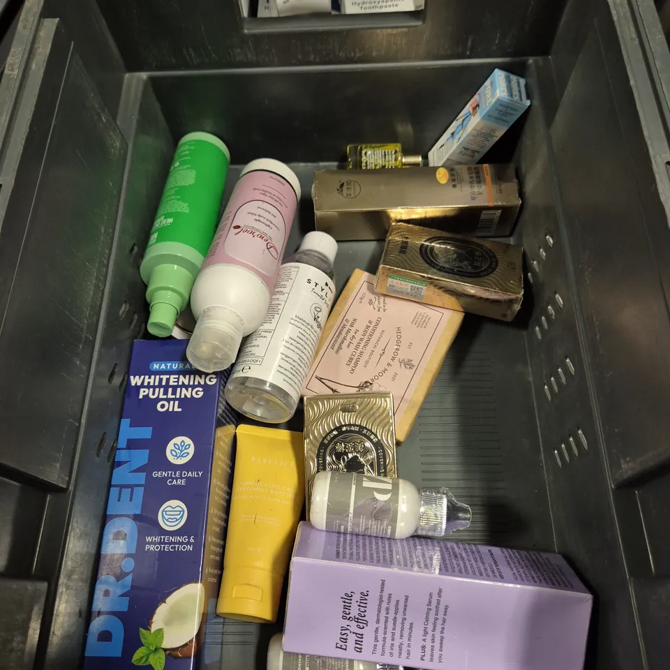 APPROXIMATELY 20 ASSORTED HEALTH & BEAUTY PRODUCTS TO INCLUDE FEMFRESH FOAM WASH, COLGATE KIDS TOOTHBRUSH AND GIVE ME SHAMPOO