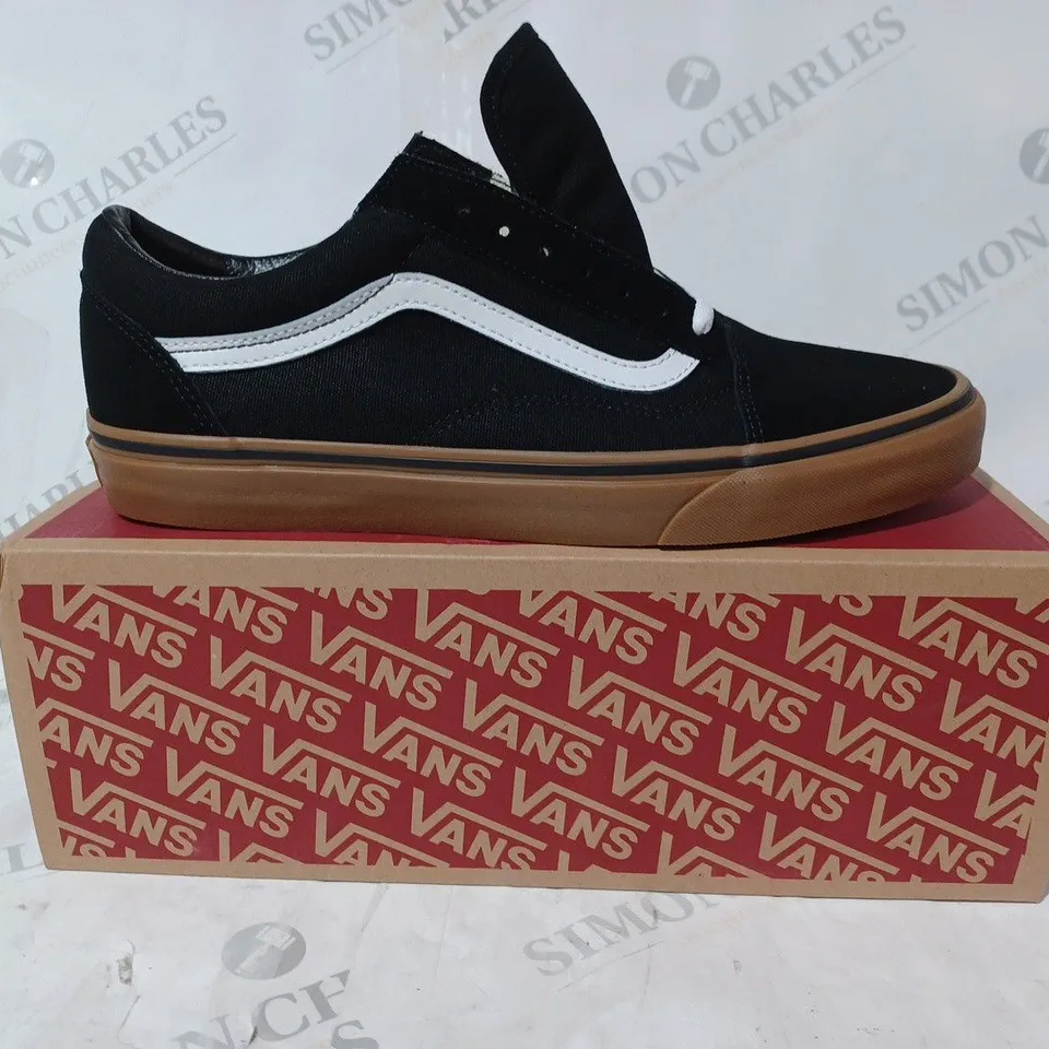 BOXED PAIR OF VANS OLD SKOOL SHOES IN BLACK UK SIZE 10