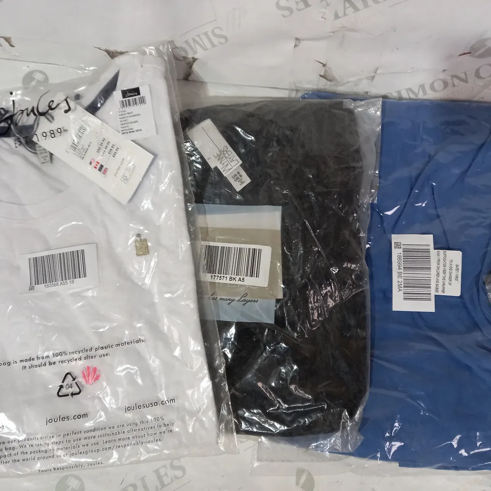 BOX OF APPROXIMATELY 15 ASSORTED CLOTHING AND FASHION ITEMS OF VARIOUS COLOURS AND STYLES TO INCLUDE FRANK USHER, WYNNE LAYERS, JOULES, ETC